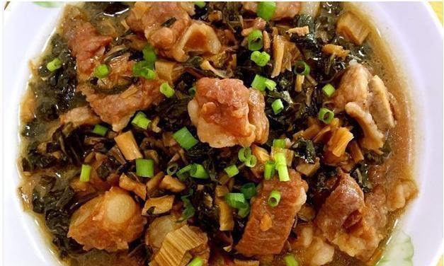 排骨焯水;葱姜切碎;干辣椒水浸泡后切段;八角掰开;梅干菜泡好洗净.2.