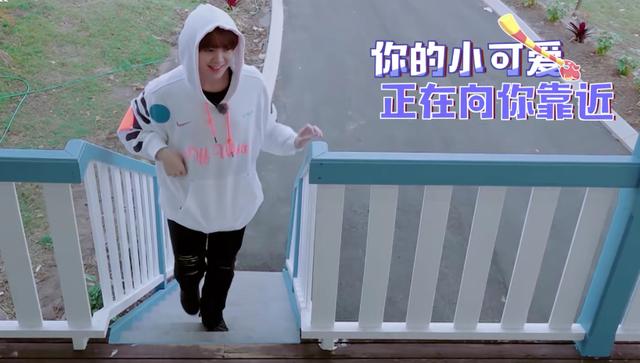 《奇妙的食光》大厂男孩夜市c位摆摊,唱跳《eiei》满满回忆杀!