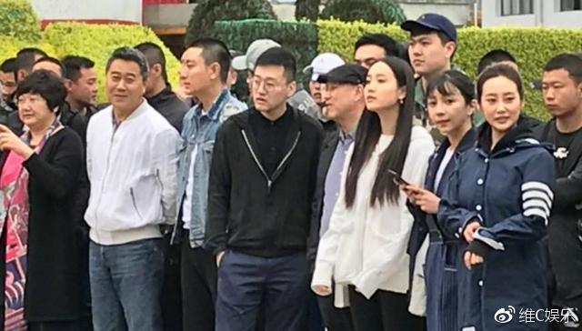 贾乃亮新剧《锅盖头》热拍中,现场剧照流出,网