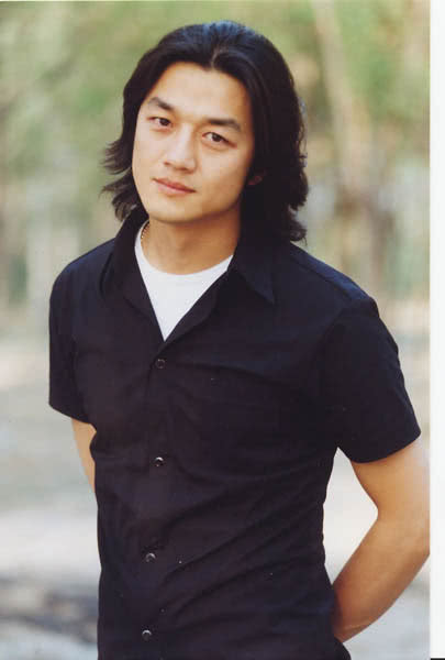 李亚鹏现身机场,霸气又炫酷,网友:终于知道为啥这多女星喜欢他