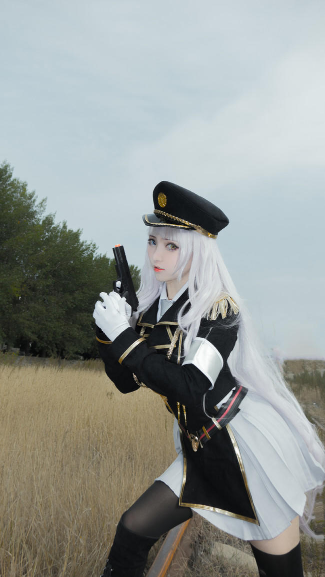 小姐姐军装cosplay躲在墙角唱征服