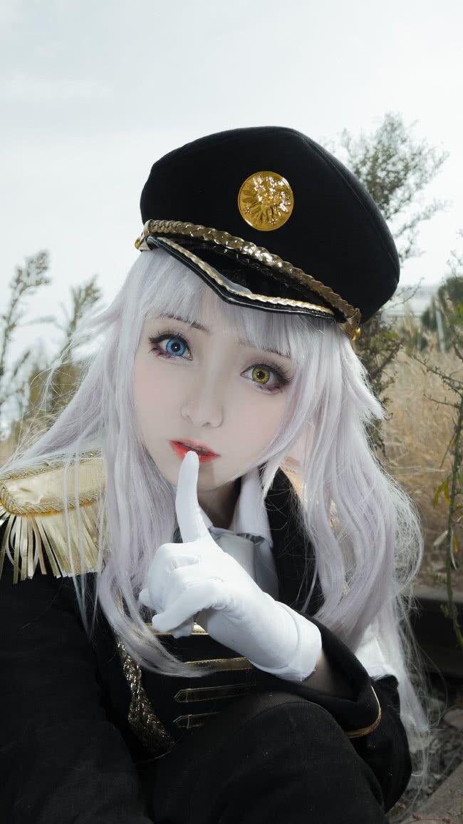 小姐姐军装cosplay躲在墙角唱征服