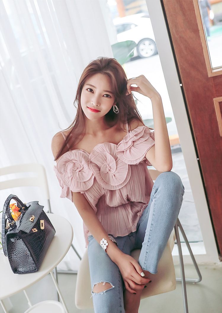 街拍,身材圆润的小姐姐穿修身连衣裙,十分有女人味,气质温婉