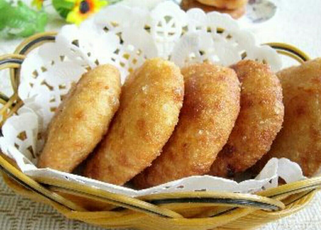 炸糖糕做法:面粉放入盆中,一边用筷子搅拌,一边浇入