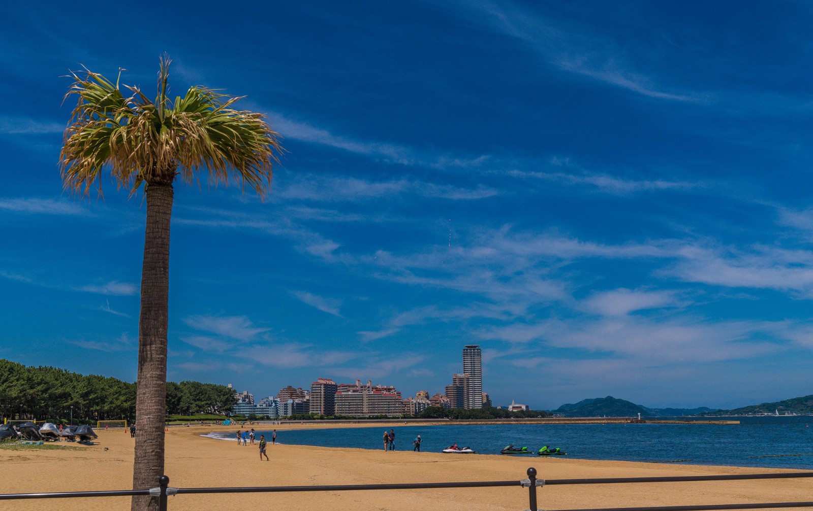 在日本福冈momochi海滨公园近距离与海接触