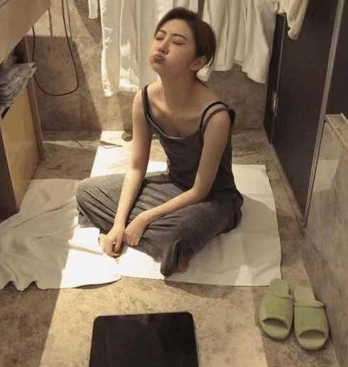 景甜晒出自己的自拍照片,细心地粉丝们发现了景甜房间有情况