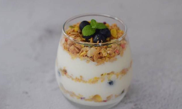 五分钟就能做好巨好吃的谷物酸奶杯,既解馋又不怕长胖