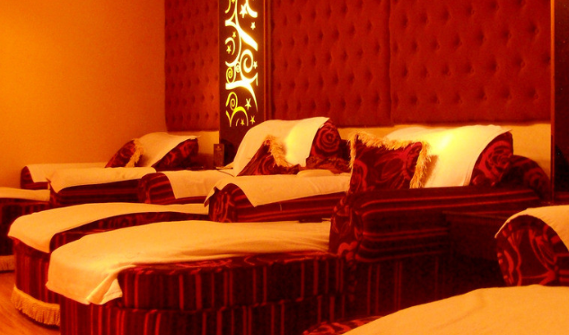 足浴店的老板为了吸引顾客,光天化日之下竟然让美女这样!