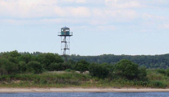 边境哨塔"稻草人"站岗, 隔河了望中国!