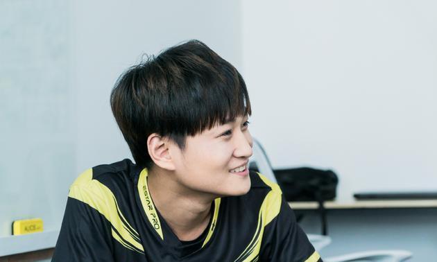 kpl中最悲哀的选手之一, 兮兮离开hero转会estar,|张世豪|上场|板凳