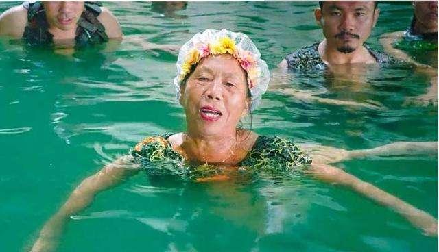 周星驰电影往事:星爷为什么要捧红61岁的张美娥?