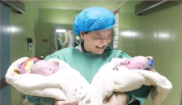 42岁乡村高龄产妇生二胎孩子出生的瞬间一家人哭成了泪人