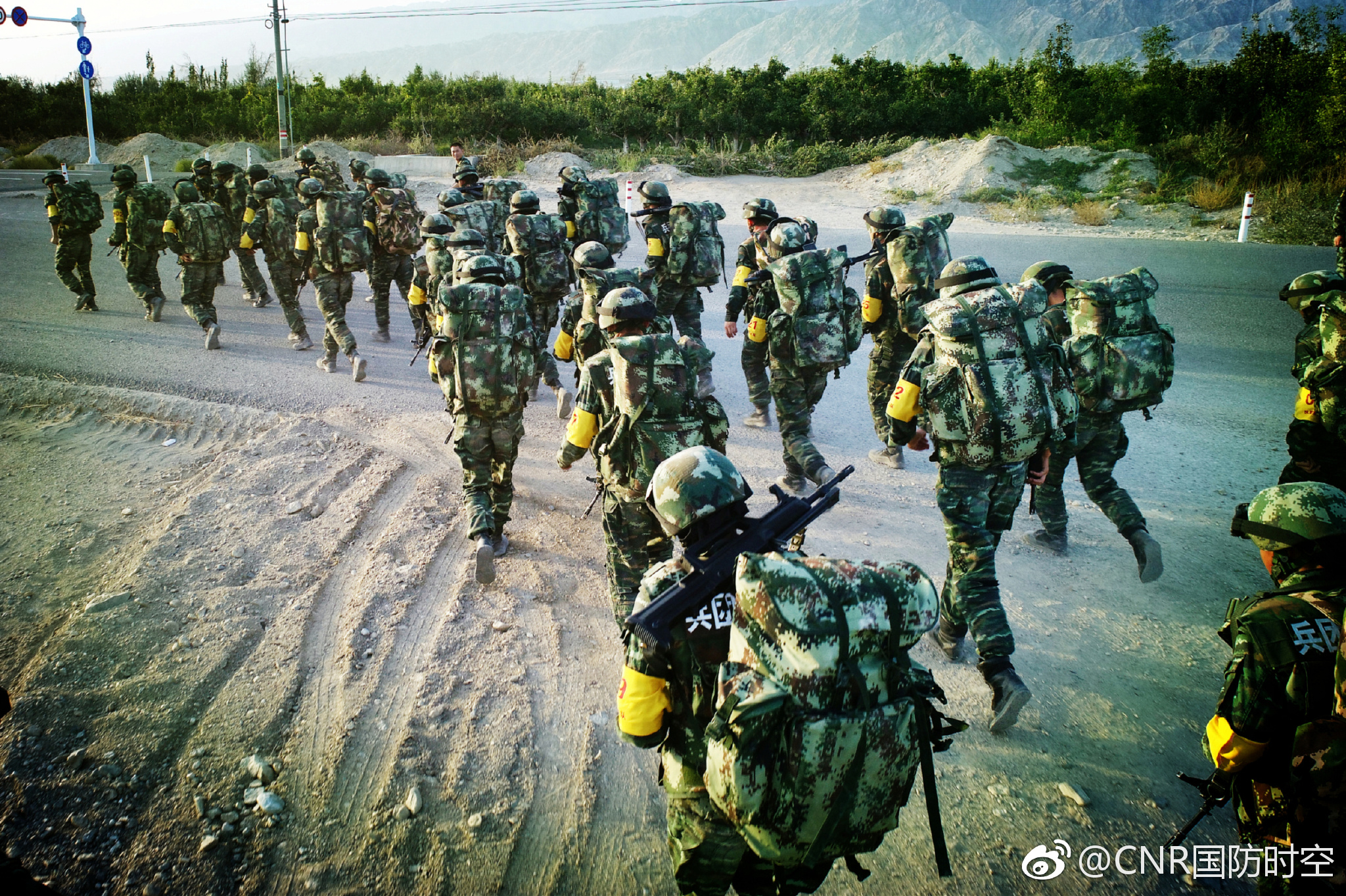 全副武装征战大漠戈壁 实战环境锻造特战精兵