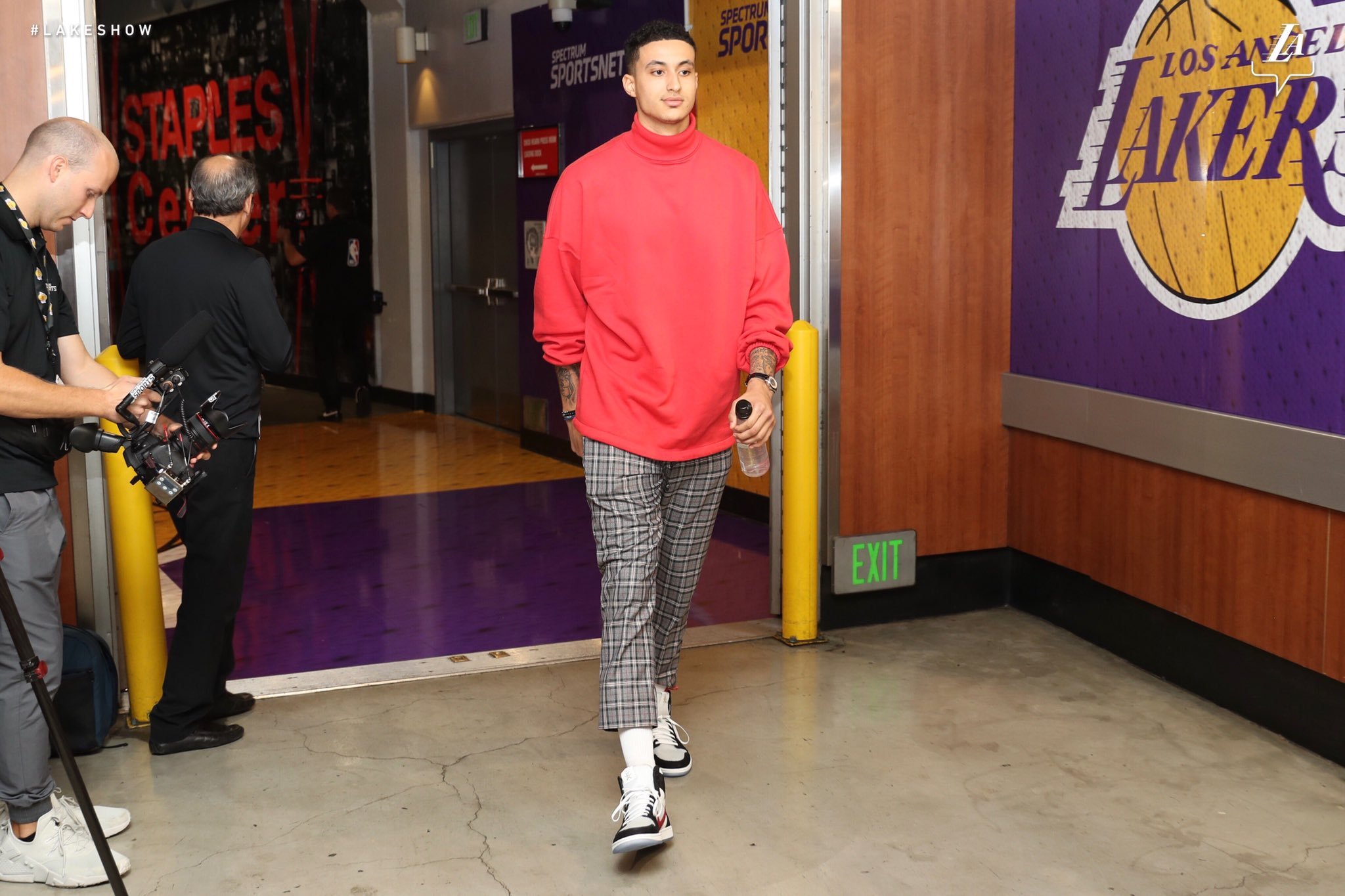 老詹领衔全队入场啦!库兹马真的衣品不行吗