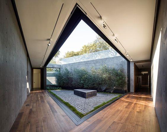 今天给大家分析下沉式庭院设计的优缺点希望能够帮助到大家