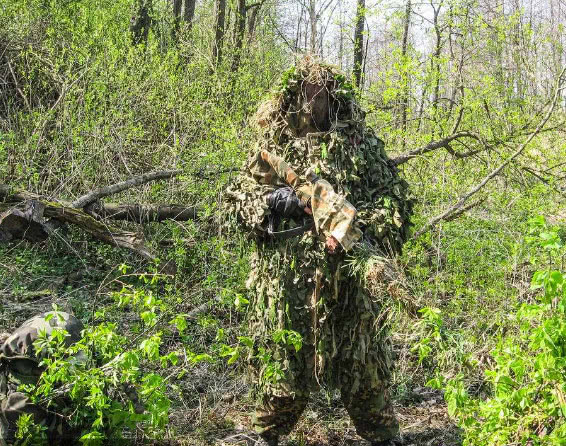 战场上狙击手都是如何进行伪装的?最后一个猜出来算我输