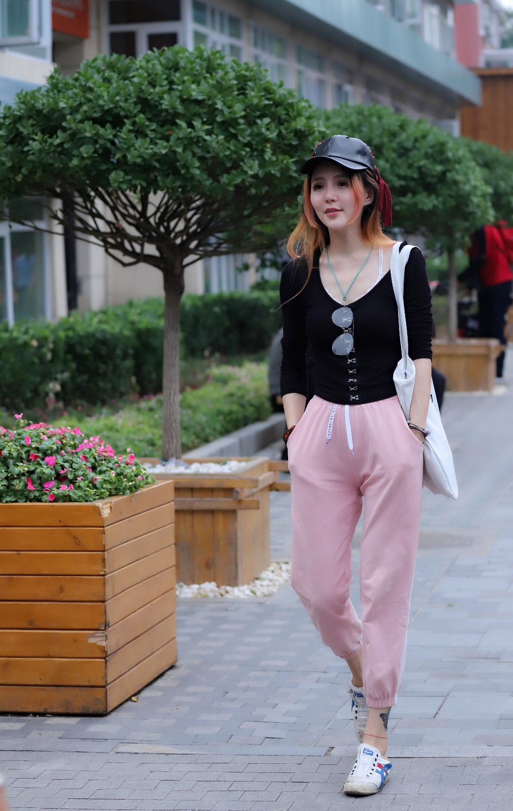 北京街拍三里屯太古里的时尚女孩真多喜欢看街拍的不要错过