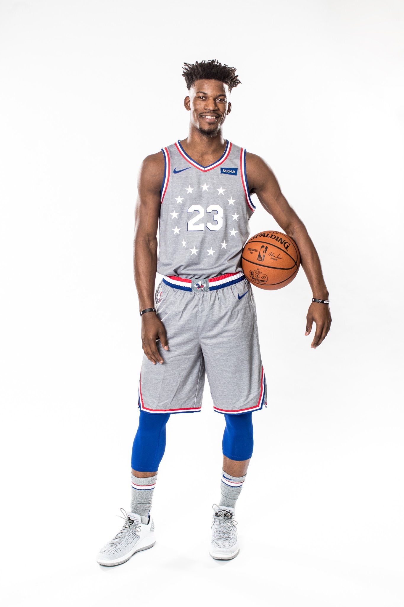 巴特勒正式亮相费城76人拍摄定妆照