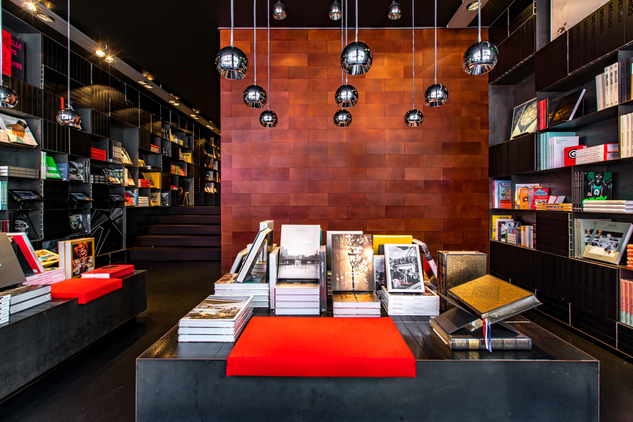 书店的橱窗里有本巨大的霍克尼画册阿姆斯特丹项目组刚刚结束了