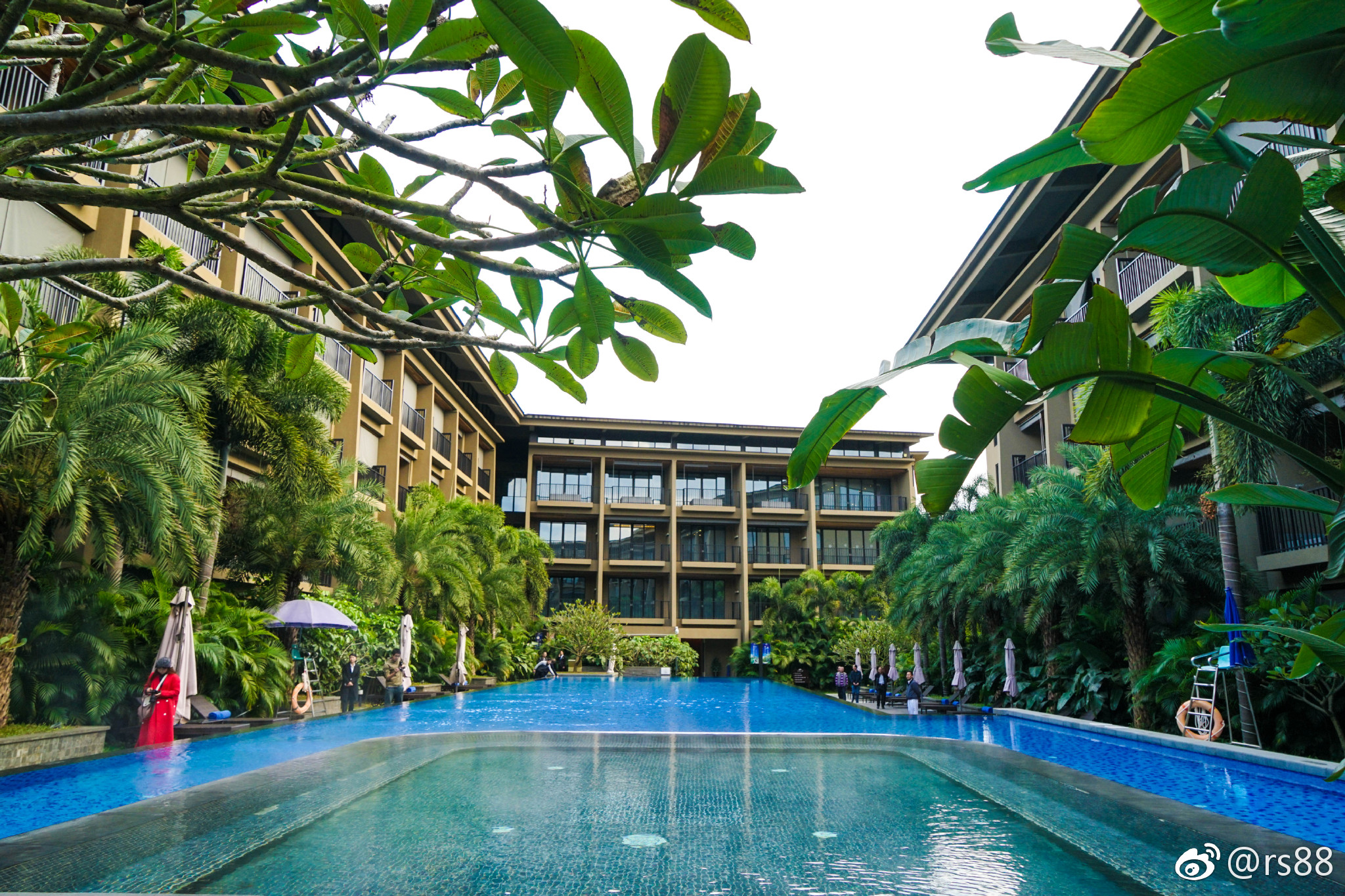 南昆山居温泉度假村距离广州一个半小时的车程,周边群山环绕