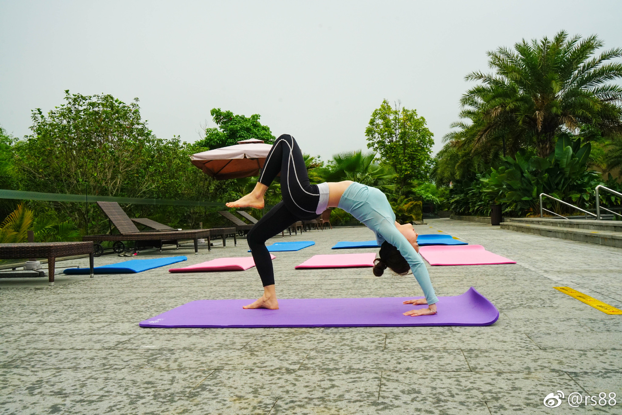 南昆山酒店提供瑜伽服务,你可以在户外进行,也可以在室内进行