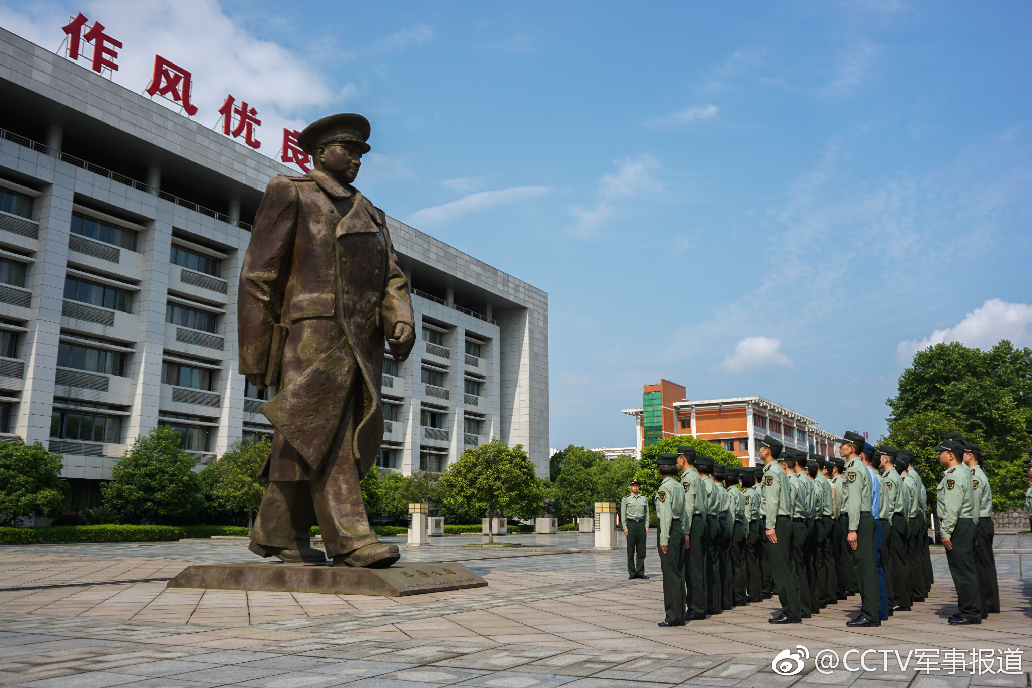 国防科技大学某学院学员三大队组织开展了"解说革命雕塑,深扎红色基因