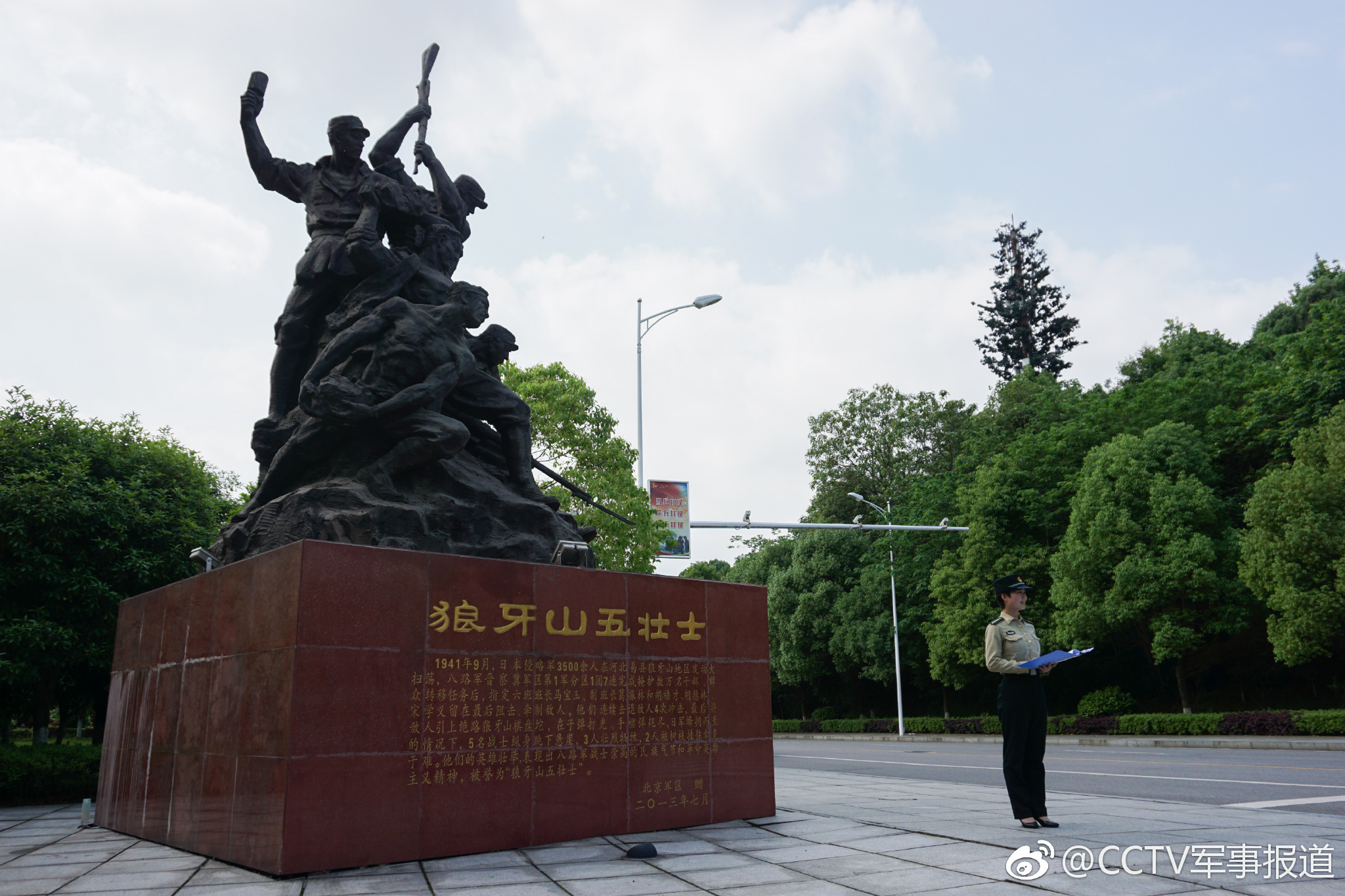 国防科技大学某学院学员三大队组织开展了"解说革命雕塑,深扎红色基因