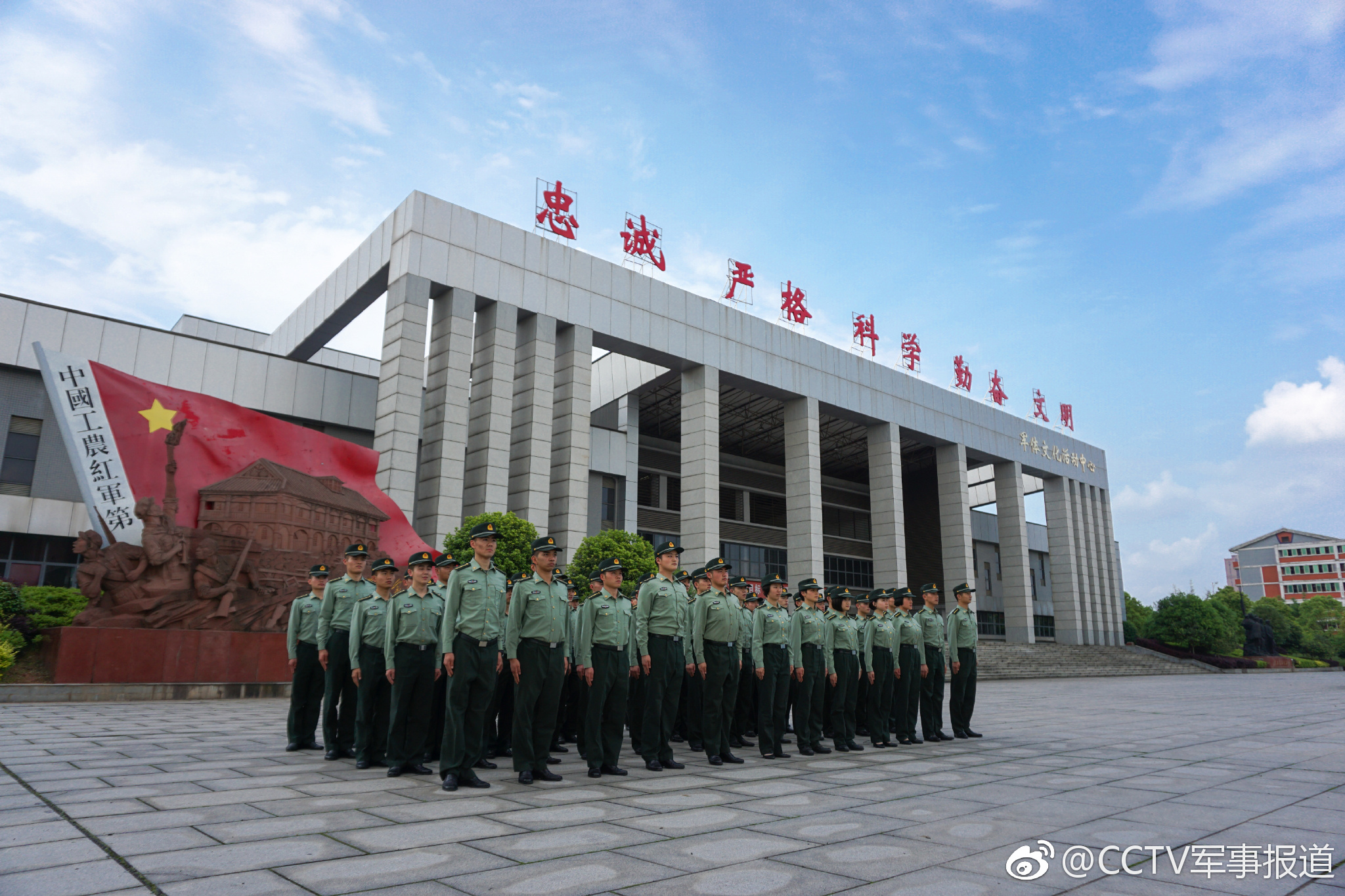 国防科技大学某学院学员三大队组织开展了"解说革命雕塑,深扎红色基因