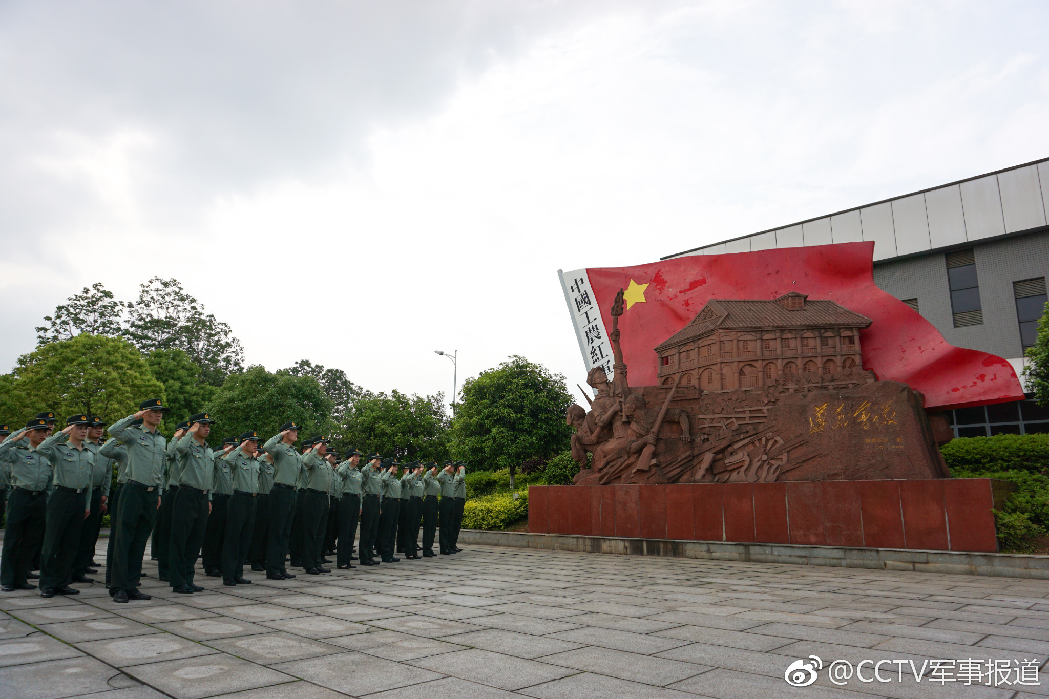 国防科技大学某学院学员三大队组织开展了"解说革命雕塑,深扎红色基因