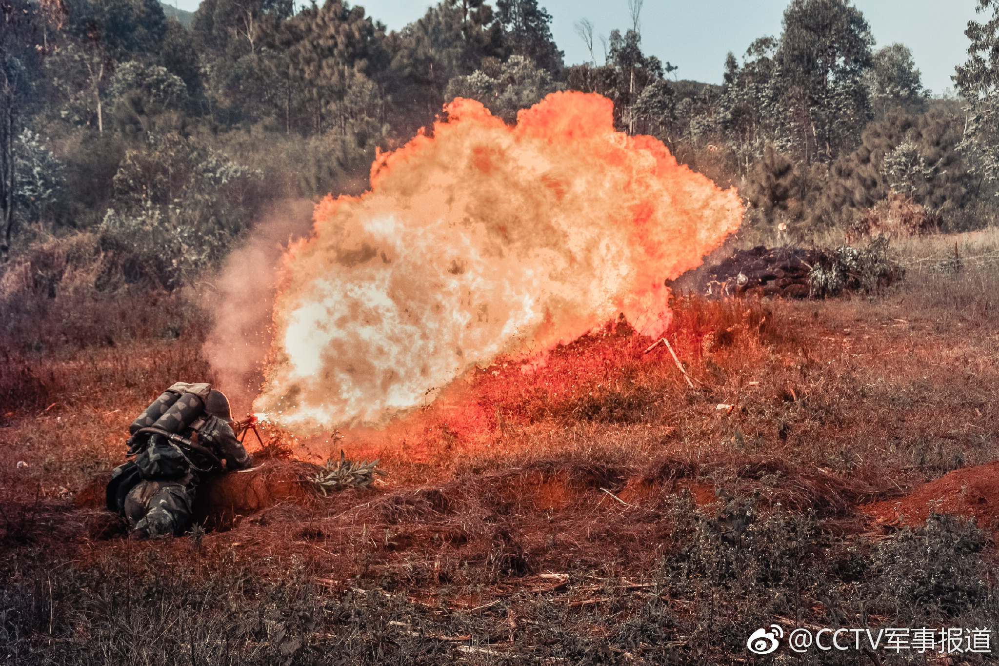 火龙腾飞,看武警官兵如何修炼"控火术"