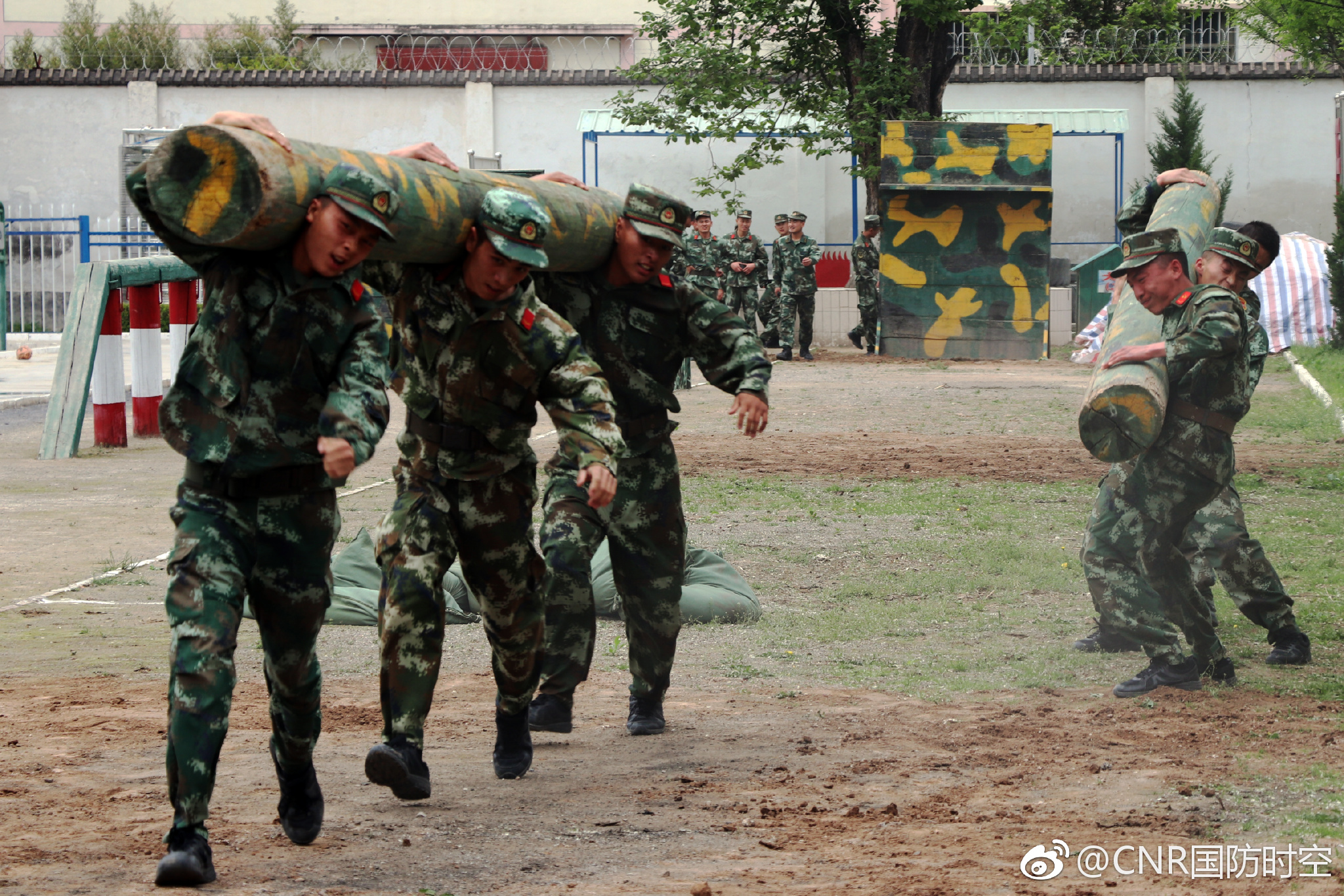 厉害森警兵哥哥亲手杀猪为比武练兵调剂膳食