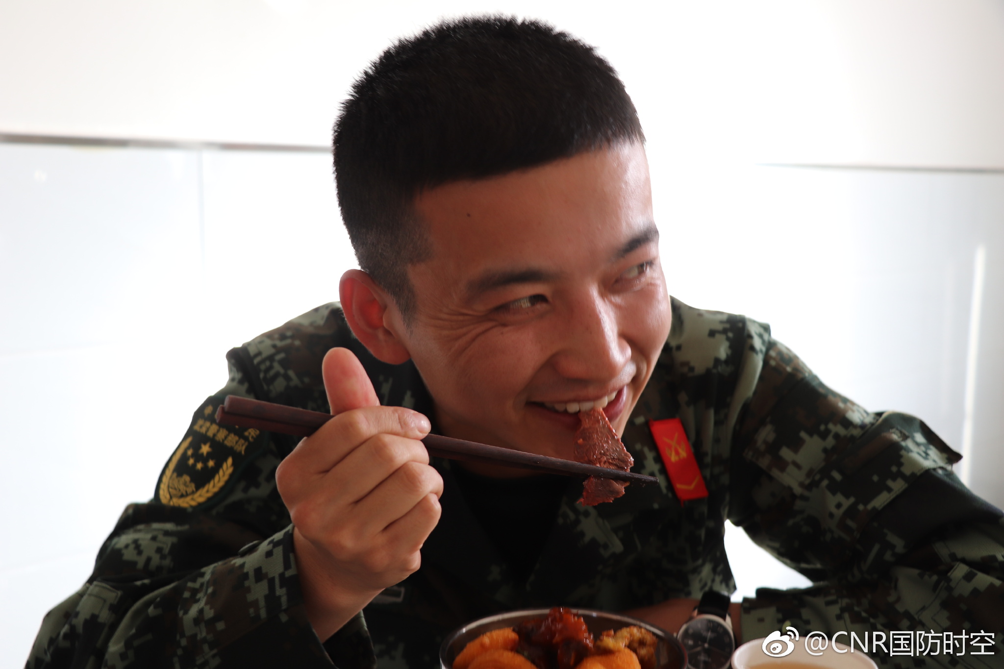 厉害森警兵哥哥亲手杀猪为比武练兵调剂膳食