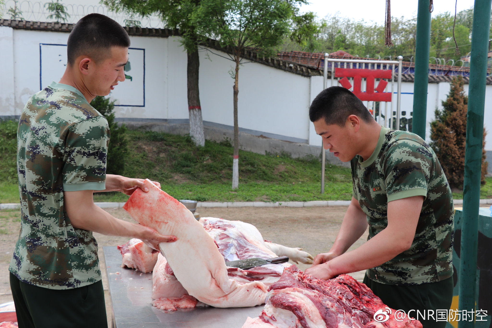 厉害森警兵哥哥亲手杀猪为比武练兵调剂膳食