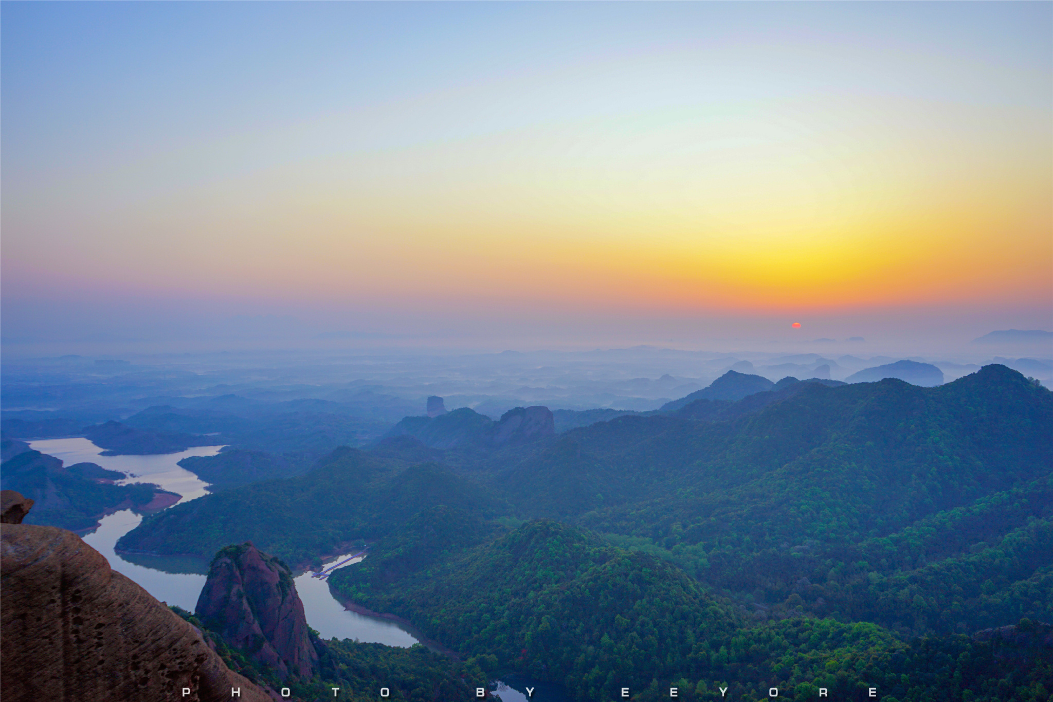 凌晨4点赴约的姑娘,一睹拨云见日曦染龟峰