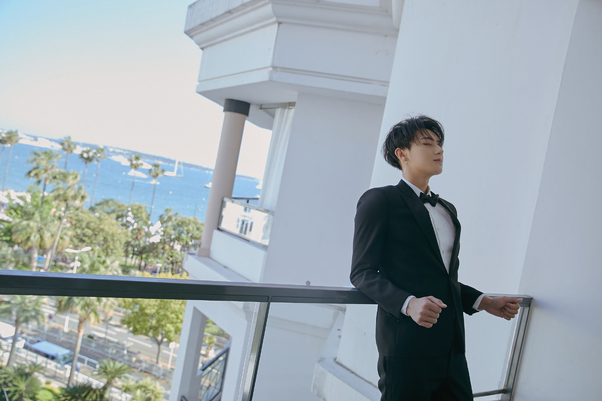 黄子韬身着saint laurent标志性黑色西装亮相第71届戛纳电影节红毯