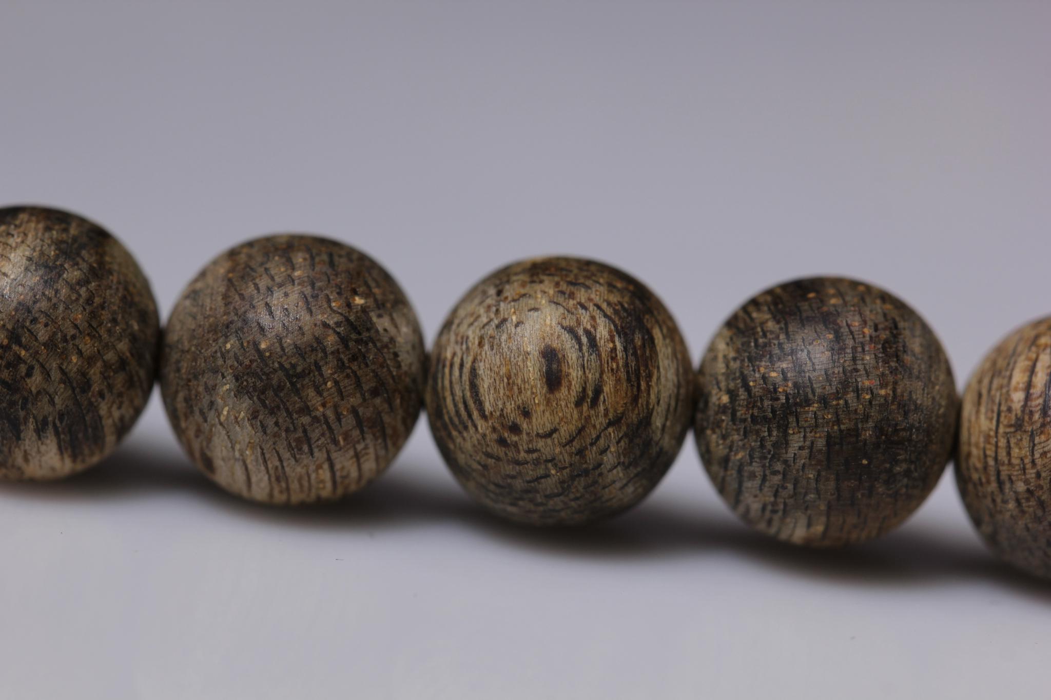 表面斑驳的假沉香"海沉".