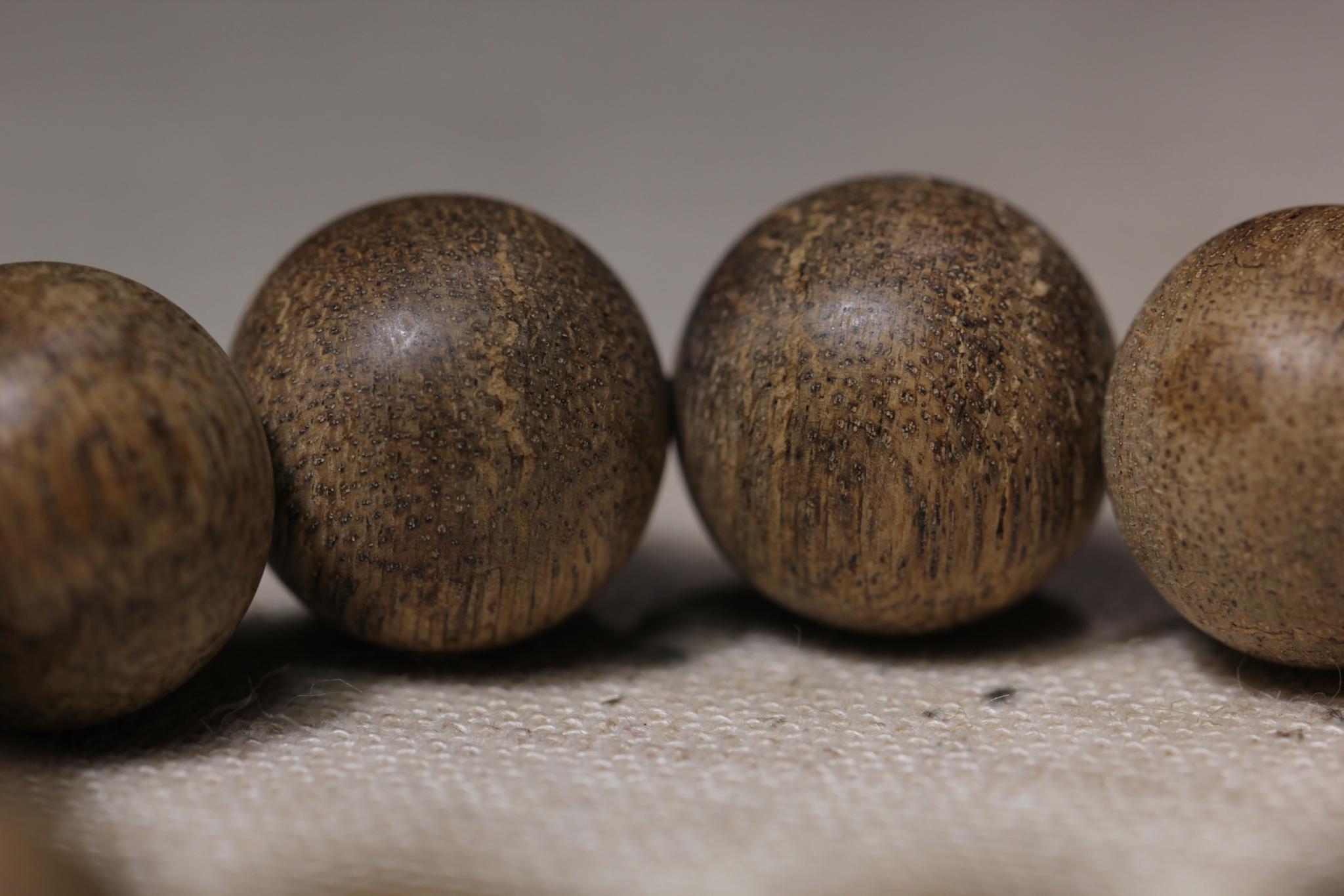 表面斑驳的假沉香"海沉".