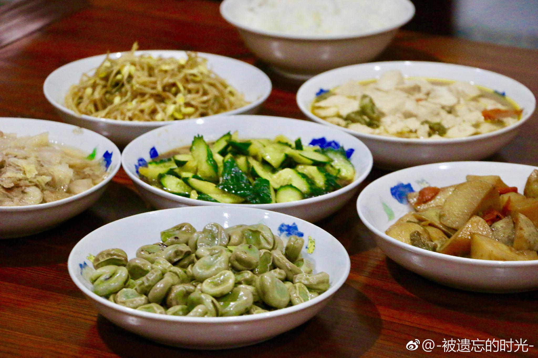 在寺院跟随僧侣体验寺院的素斋,坐不窥堂,举止安详,既严肃又认真|寺院