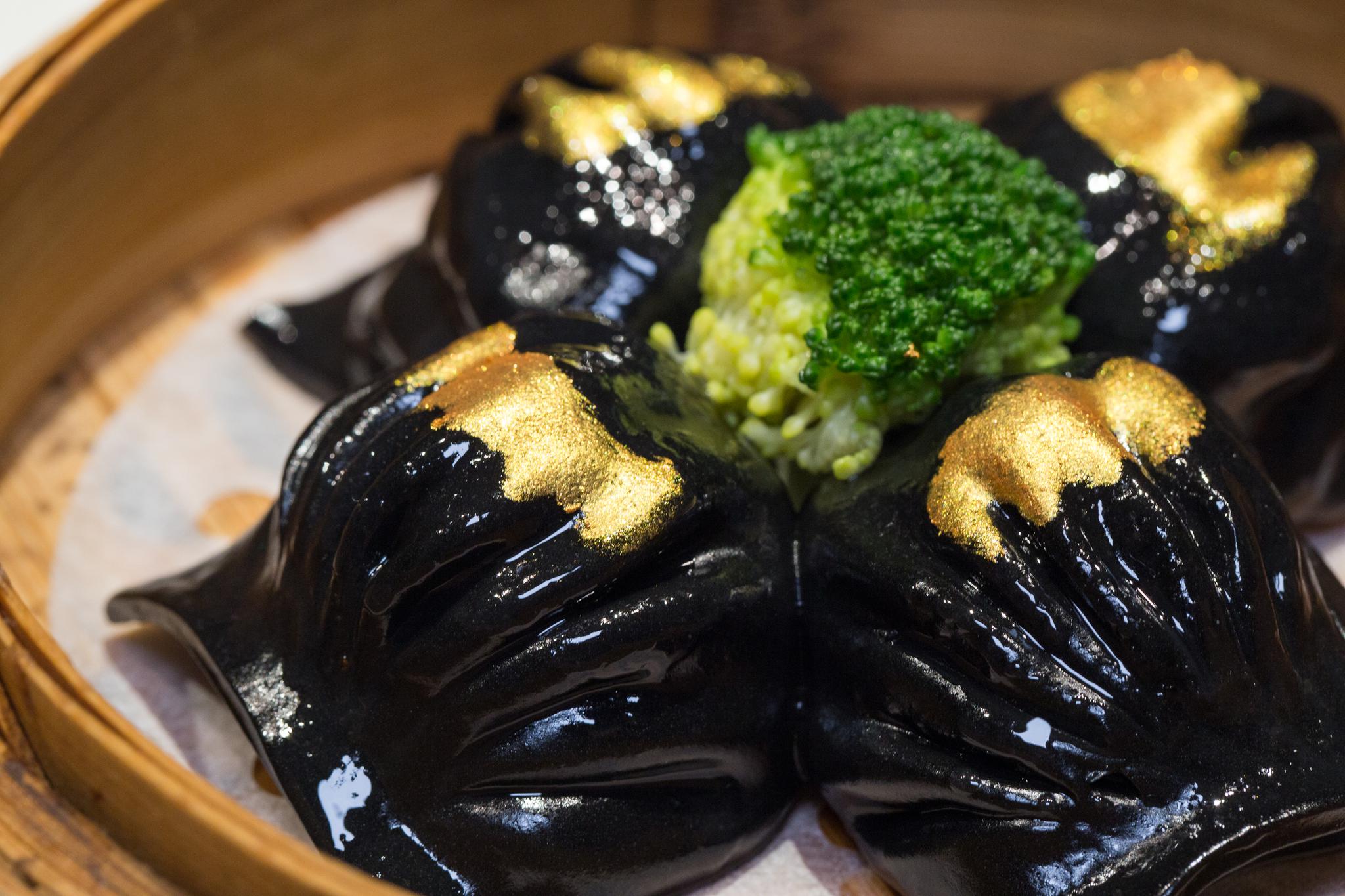 蒸羊羔,蒸熊掌,蒸鹿尾儿,烧花鸭,烧雏鸡,烧子鹅.