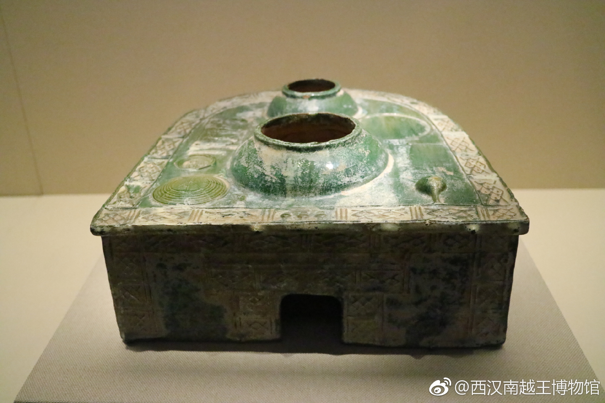 汉代绿釉陶灶,河南博物院藏.