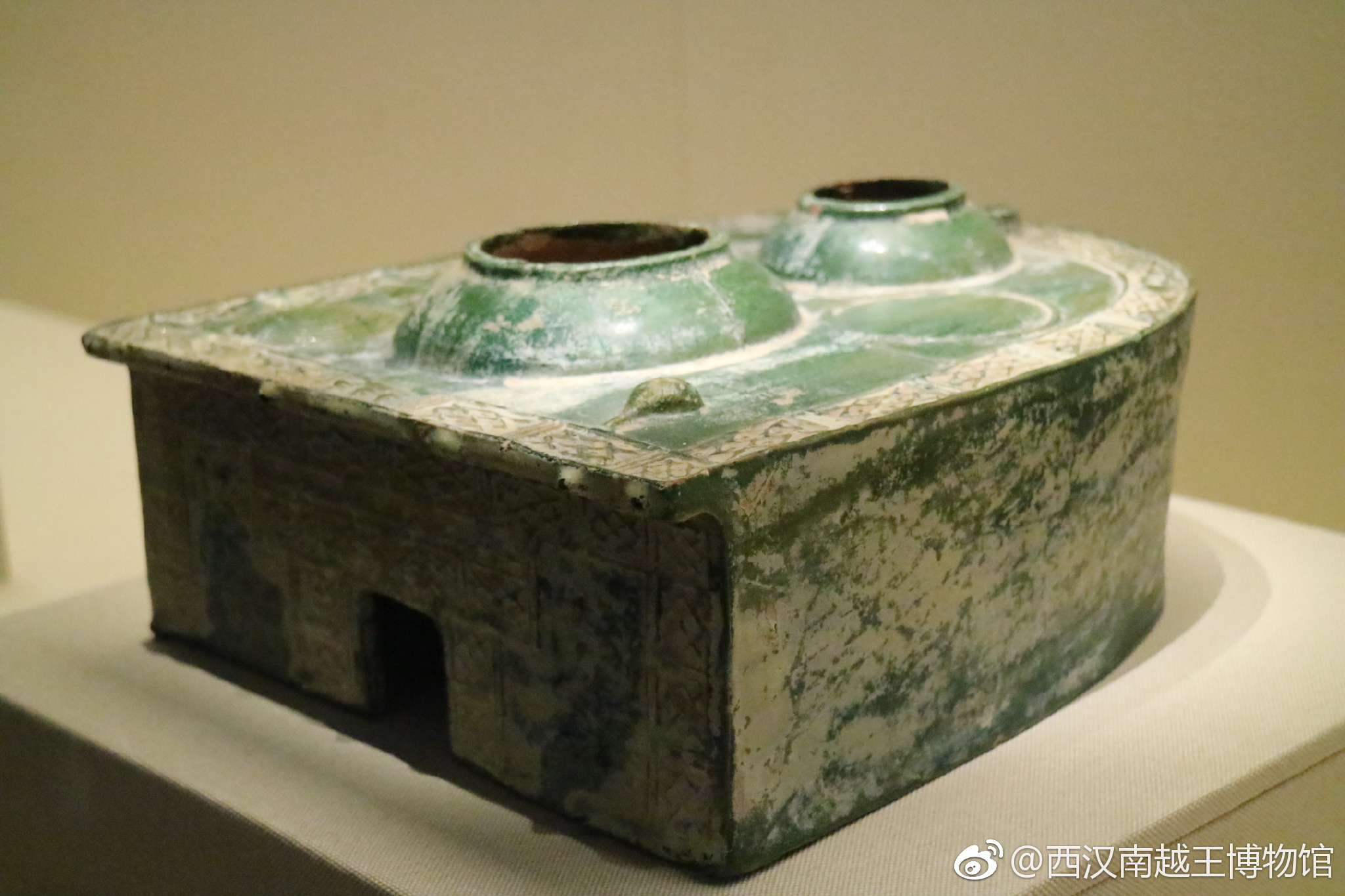 汉代绿釉陶灶,河南博物院藏.