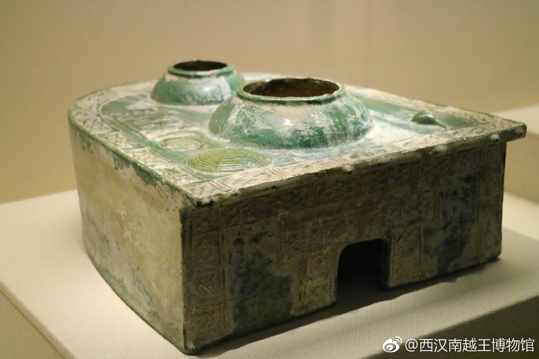 汉代绿釉陶灶,河南博物院藏。
