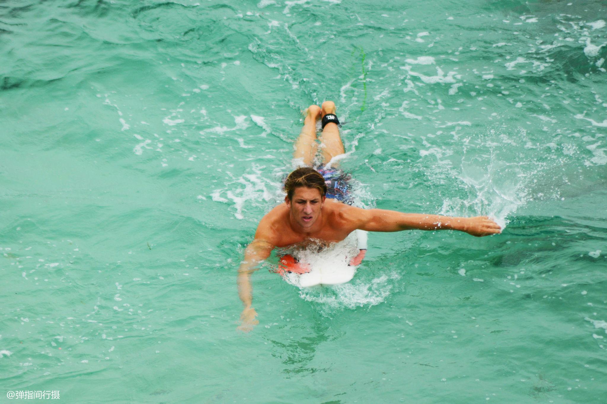 巴厘岛被评亚洲最佳冲浪胜地,海滩上肌肉男扎推,女游客说不敢看