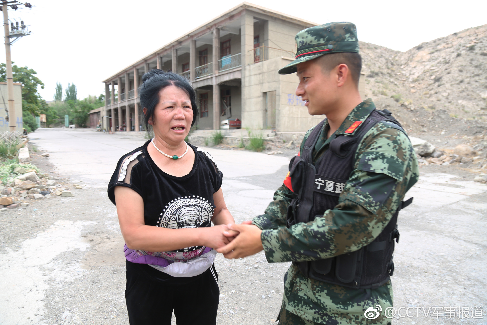 武警石嘴山支队极限训练期间不忘开展好驻地群众工|训练|部队|驻地