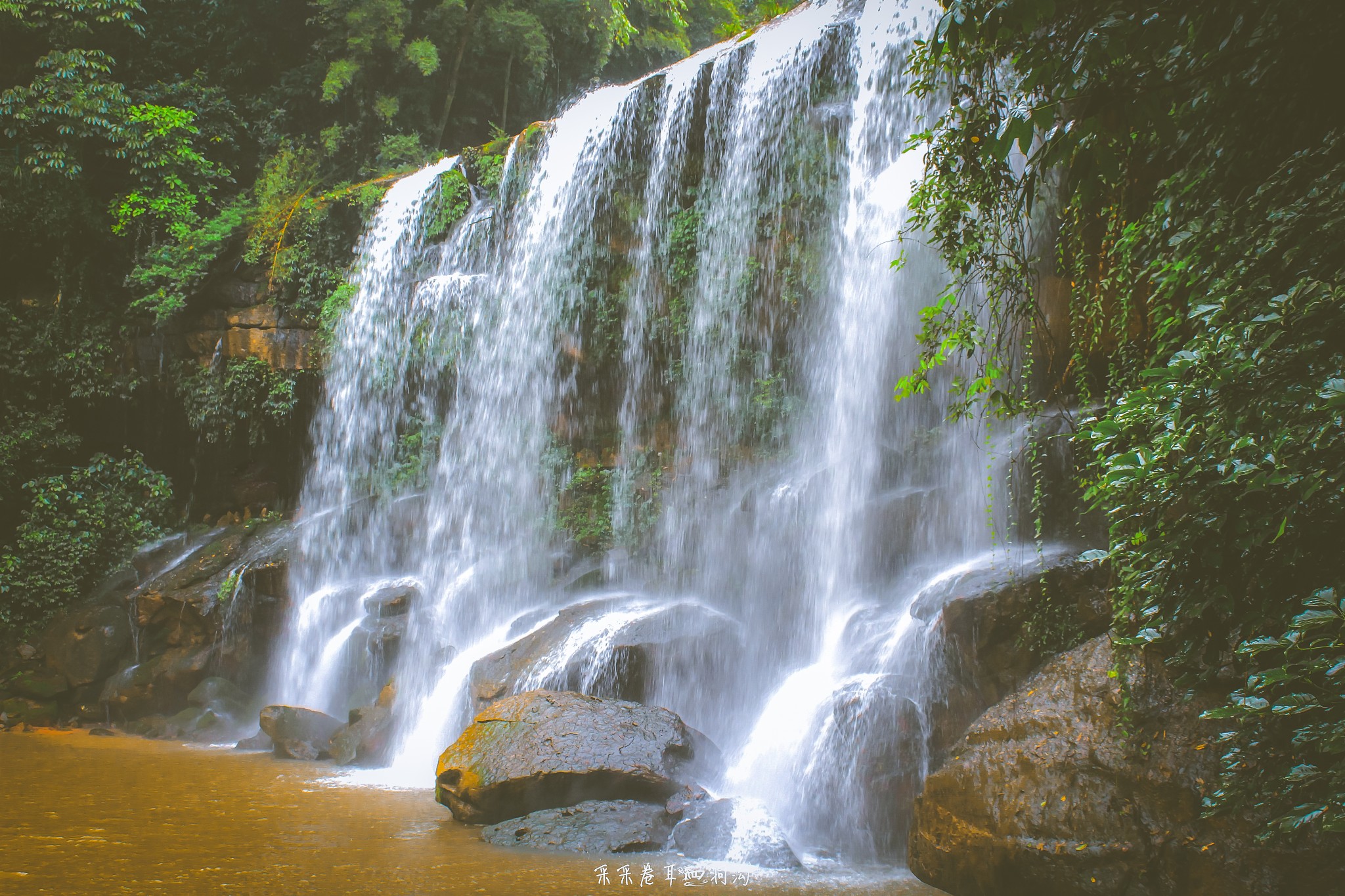 我们也即将踏上水帘洞,瀑布的水势越发汹涌;今 天水 帘洞外面的世界
