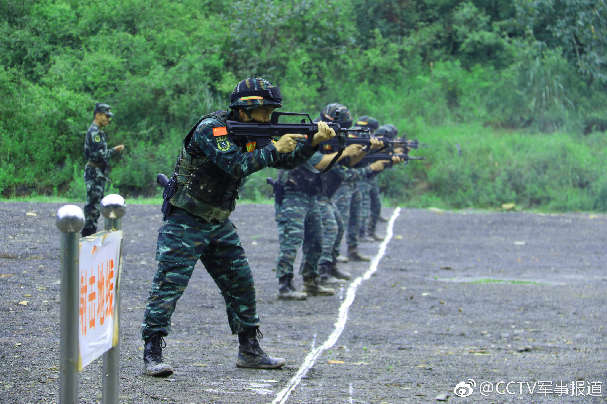 射击场上见真章,看特战队员多姿势射击燃爆眼球
