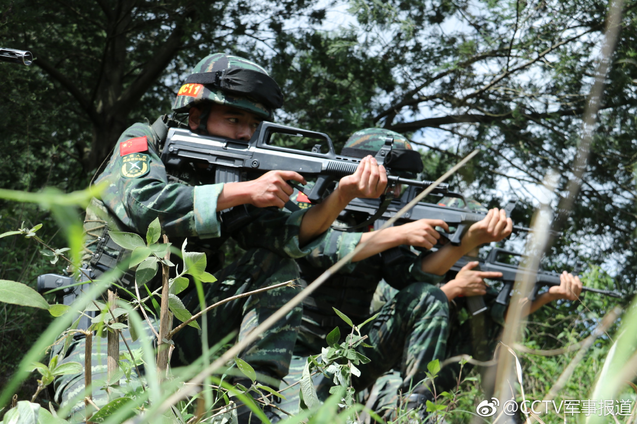 射击场上见真章,看特战队员多姿势射击燃爆眼球