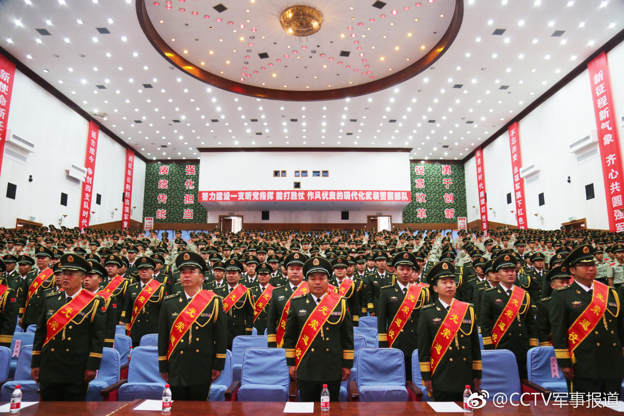 特殊的军礼献给党