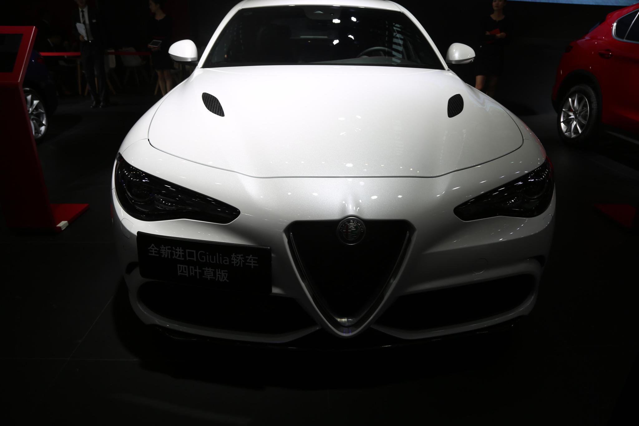 阿尔法罗密欧giulia轿车四叶草版,100万级别高性能车实拍!