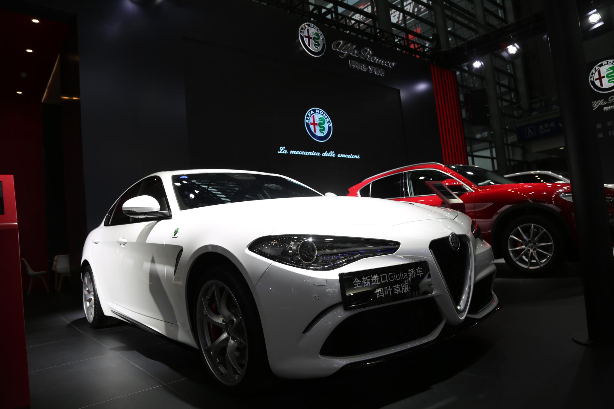 阿尔法罗密欧giulia轿车四叶草版,100万级别高性能车实拍!